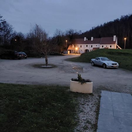 La Chambre Et Le Studio Du Chateau Du Golf De Bernalmont Lieja Exterior foto