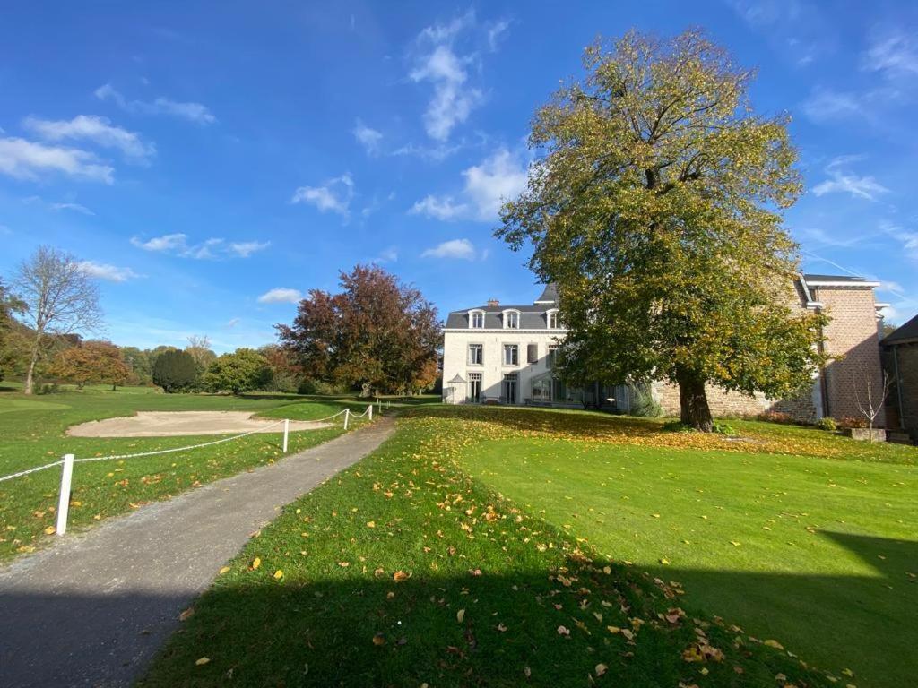 La Chambre Et Le Studio Du Chateau Du Golf De Bernalmont Lieja Exterior foto