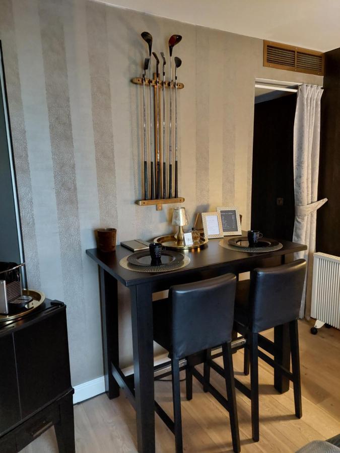 La Chambre Et Le Studio Du Chateau Du Golf De Bernalmont Lieja Exterior foto
